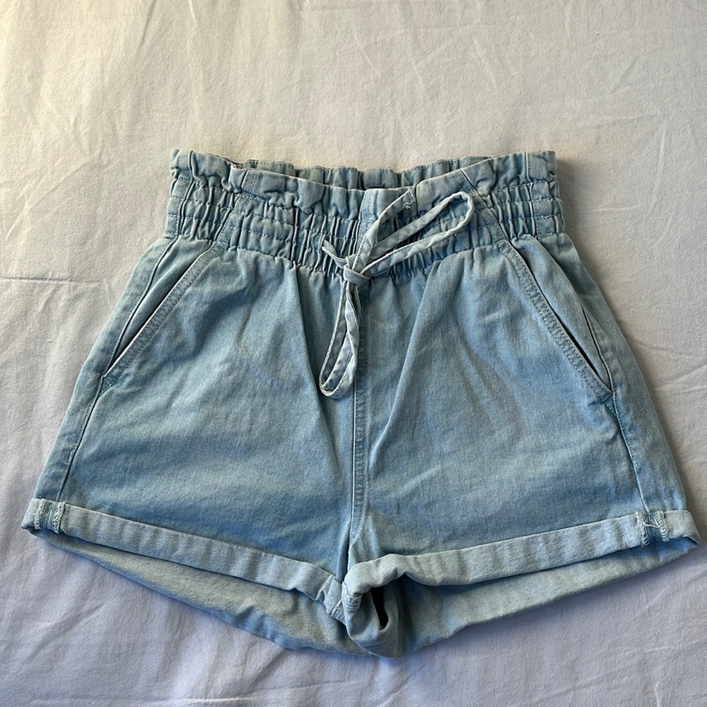 Taillehaute High Rise Jean Shorts.
